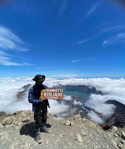 Epic Journey to The Summit: Yasir Infinity Menaklukkan Gunung Rinjani di Hari Kemerdekaan