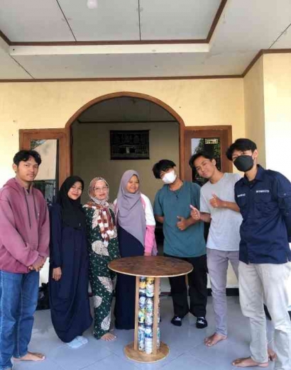 Ecobrick, Inovasi Pengolahan Limbah Plastik oleh Mahasiswa KKN Universitas Muhammadiyah Purwokerto