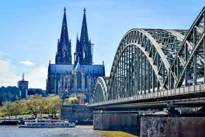Pesona Katedral Cologne, Kinderfenster, dan Patung Pesepak Bola