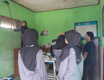 Penataan Kembali Fasilitas Perpustakaan Umum Desa Cimerang oleh Mahasiswa KKM Desa Cimerang