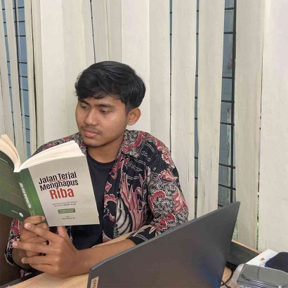 Resume Buku "Jalan Terjal Menghapus Riba: Advokasi Jurnalistik dalam Konversi Bank Aceh "