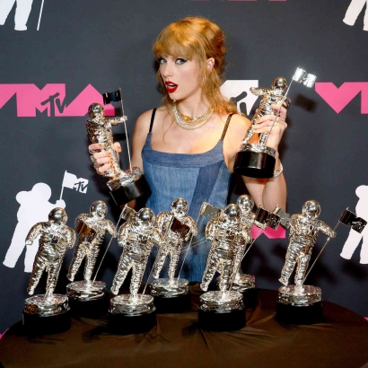 Taylor Swift Menang Besar di VMA's 2023