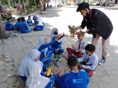 Pemanfaatan Limbah Anorganik oleh Mahasiswa PMM UMM kelompok 201 bersama siswa-siswi SDN Tunggulwulung 3 Malang