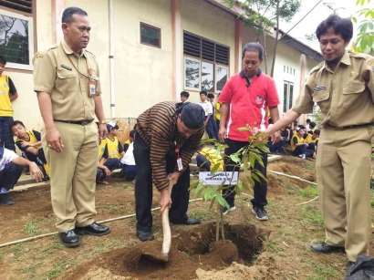 GNRM, Penanaman Ratusan Pohon di SMP Negeri 2 Mrebet