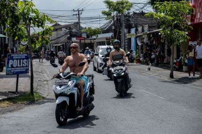 Keunikan Turis dalam Berkendara di Bali