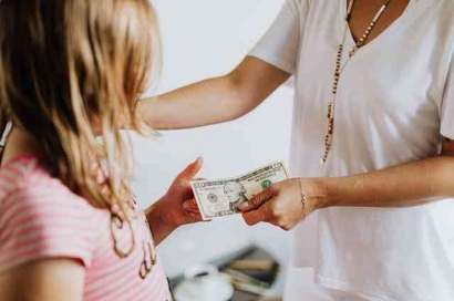 Pentingnya Mengenalkan Uang kepada Anak Usia Dini