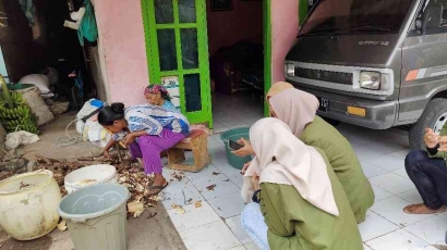 Mahasiswa Tim Bina Desa UPN 'Veteran' Jawa Timur Melakukan Kegiatan Survei dan Wawancara Penggiat UMKM Kerupuk Samiler di Desa Kedungudi, Trawas, Mjkt