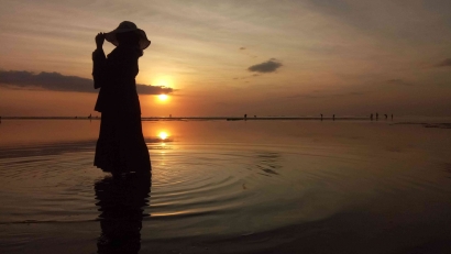 Cahaya, Kamera, Refleksi: Panduan Lengkap untuk Fotografi Pantai Saat Surut dan Matahari Terbenam