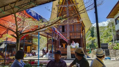 Mengenal Tradisi Ma'bumbun Dapo' Orang Gandangbatu Sillanan Atas Selesainya Pembangunan Rumah Adat