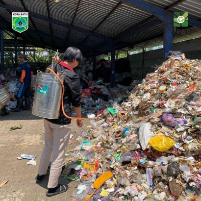 Jadi Solusi Bau Sampah, PMM UMM Kelompok 65 Semprot Sampah di TPS3R Dadaprejo Menggunakan Asap Cair Batok Kelapa