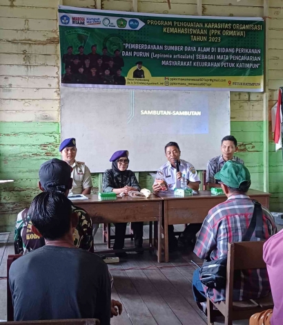 Resimen Mahasiswa Satuan 601 UPR Adakan Sosialisasi dan Pelatihan Pembuatan Sedotan Purun di Kelurahan Petuk Katimpun