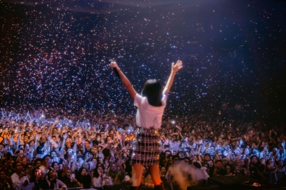 Pecah! NIKI Nyanyikan Lagu Laskar Pelangi bersama 8000 Fans pada Hari Pertama Nicole World Tour in Jakarta 2023