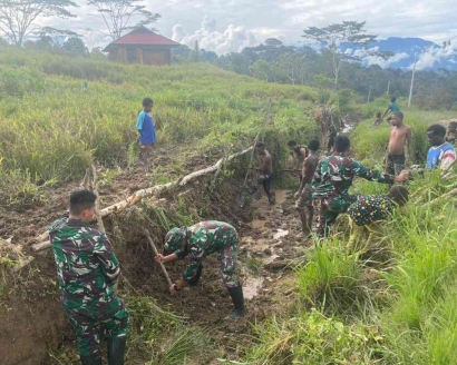 Wujud Kepedulian Satgas Yonif R 200/BN Ajak Warga Papua Bersihkan Parit Antisipasi Banjir