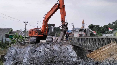 Pembongkaran Jembatan Utama sebagai Awal Penggantian Girder Jembatan Perningkloji