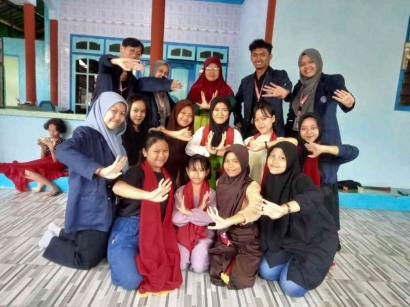 Ikut Lestarikan Budaya Banyuwangi, Tim PKM RSH D'Gandrung IPB University Belajar Gerakan Tari Gandrung