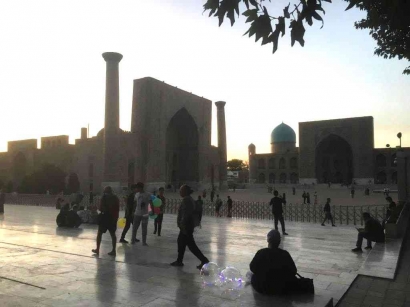 Menembus Garis Batas 10: Menanti Senja di Registan Square