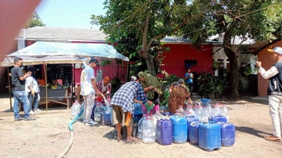 Bantuan Air Bersih Kembali Didistribusikan Caleg Dapil 1 Partai Gerindra Ahmad Saepudin ke Warga Serang Baru