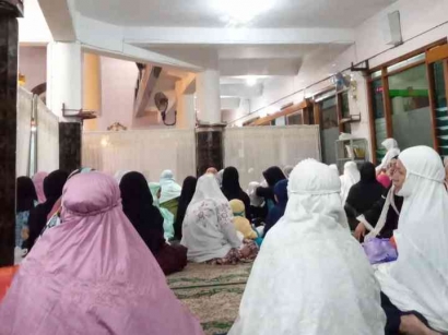 Antusiasme Warga Dalam Mengikuti Perayaan Maulid Nabi 1445 H di Masjid Jami Ali Mustofa