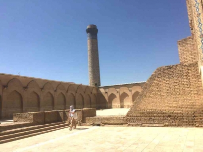 Menembus Garis Batas 14: Masjid Bibi Khanum, Antara Fakta dan Legenda
