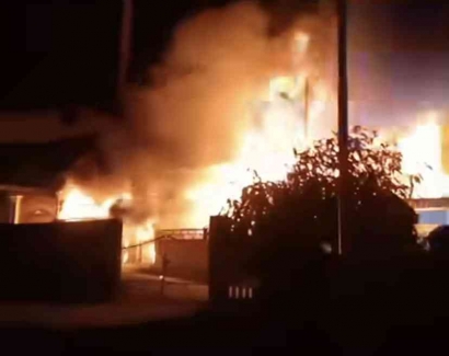 Kebakaran Dini Hari, Menyebabkan 4 Rumah Hangus Terbakar di Kota Parepare