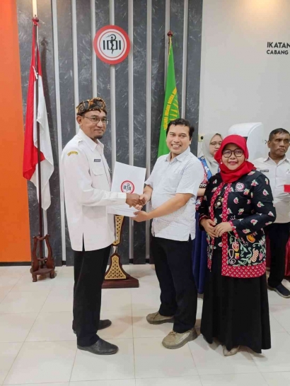 Ikatan Dokter Indonesia (IDI) Memberikan Penghargaan kepada SMAN 1 Sumber