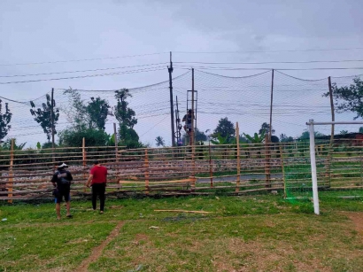 Pemuda Kampung Babakan Persiapkan Acara Fun Footbal Grand Reopening Lapangan Kebon Jeruk Pasca Terbengkalai