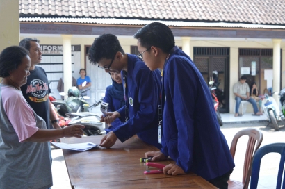 Mahasiswa KKN UM Turut Menyukseskan Pembagian Beras Bansos di Desa Mendalanwangi
