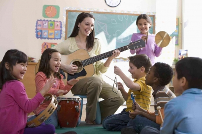 Bertutur Melalui Musik: Memahami Pentingnya Seni Musik dalam Mengasah Kemampuan Berbicara dan Mendengar Anak-Anak Sekolah Dasar