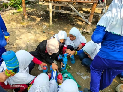 Meningkatkan Kebersihan Dengan Teknik Pengolahan Sampah pada Lingkungan Sekolah MI Muhammadiyah 10 Jombang