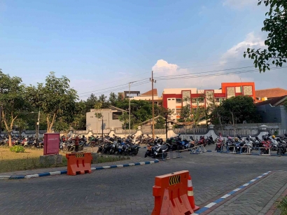 Penutupan Jalan: Adanya Alih Fungsi Jalan Menjadi Tempat Parkir di Universitas Negeri Malang