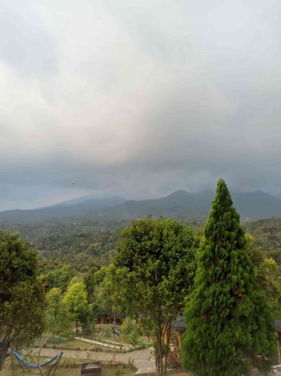 Wisata Bukit Gandrung dengan View Pegunungan yang Jarang Diketahui Warga Malang