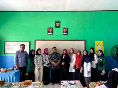 Pelatihan Pembuatan Blus Sederhana bagi Masyarakat Kecamatan Muaragembong Kabupaten Bekasi