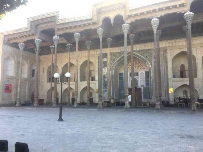 Menembus Garis Batas 22: Bolo Hauz, Masjid 40 Tiang di Bukhara
