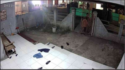 2 Pria Tertangkap Kamera CCTV Menggondol Pagar Rumah Milik Warga di Desa Cengklong, Kosambi Tangerang