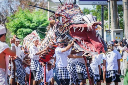 Meriahnya Karnaval Budaya Dusun Sungon dengan Ogoh-ogoh Naga Besar Sepanjang 15 Meter