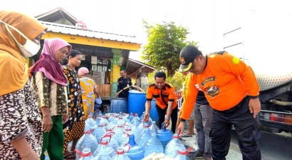 Bersama TNI-POLRI, Senkom Rescue Kabupaten Klaten Bagikan Ribuan Liter Air Bersih Kepada Warga Karangdowo