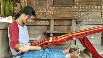 Kesakralan Kain Tenun Asli Simbuang