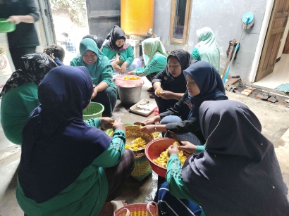 PMM Kelompok 42 Mengubah Sampah Organik Menjadi Ecoenzym bersama Kelompok Wanita Tani (KWT) Desa Torongrejo