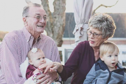 Menitipkan Anak Pada Kakek Nenek, Syaratnya Cuma Satu: Kakek Nenek Harus Bahagia
