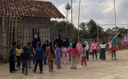 Mahasiswa KKN UPI Menghidupkan Semangat Belajar dengan Program Outdoor Class di Desa Pamulihan