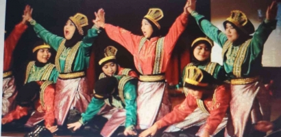 Aceh Thousand Hand Dance - Saman Dance