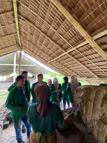 Mahasiswa KKN-PPM Kelompok 23 Universitas Malikussaleh Memahami Proses Pembuatan Batu Bata Lokal di Kecamatan Muara Batu, Aceh Utara