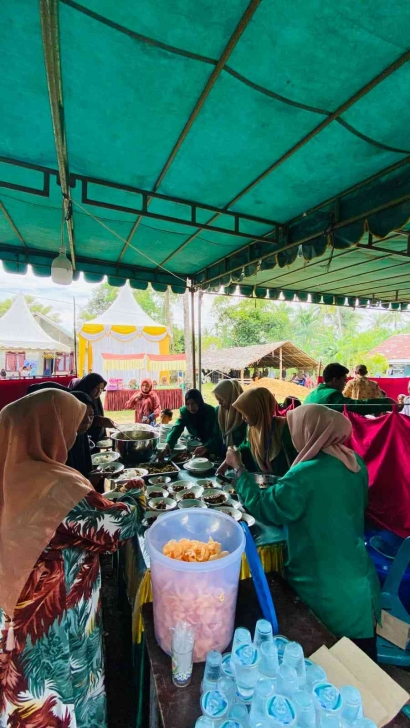 Mahasiswa KKN-PPM 21 Unimal Ikut Berpartisipasi dalam Kegiatan Pesta Pernikahan di Gampong Reuleut Timur Dusun Lamkuta