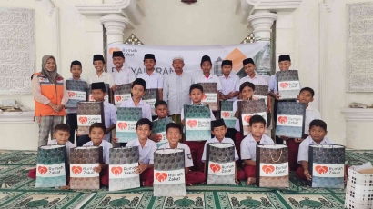 Gebyar Hari Santri, Rumah Zakat Surabaya Bagi 100 Perlengkapan Ibadah Santri