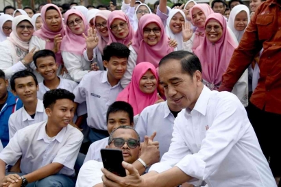 Fenomena Amfifilik Jokowi antara Depolarisasi dan Pragmatisme Politik
