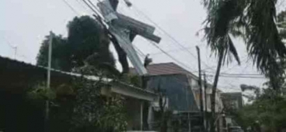 Atap Terbang Akibat Angin Kencang di Minasa Upa Makassar