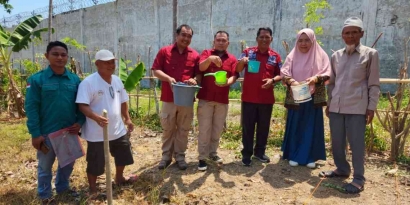 Kalapas Pohuwato Bersama Warga Binaan Manfaatkan Kebun Lapas Tanami Pohon Kenaf
