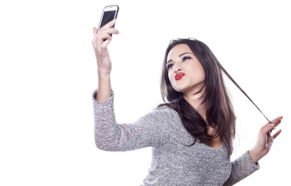 Selfie: Antara Ekspresi Diri dan Kecemasan Sosial