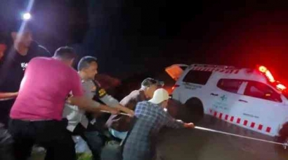 Ambulance Bawa Ibu Melahirkan Terjun ke Sungai di Pidie Aceh