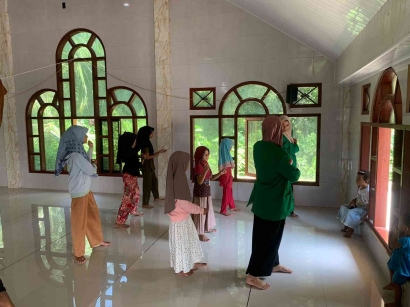 Mahasiswa KKN K103 Membuat Aksi Ajak Anak-Anak Bawakan Tarian tradisional Aceh